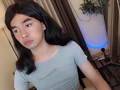 UrHotReina live cam on StripChat