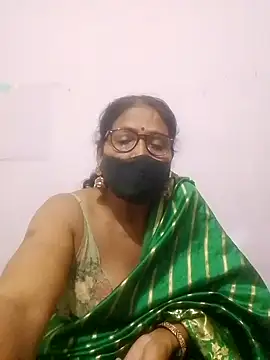 YAMUNA_033 live cam on StripChat