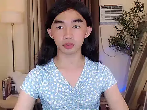 UrHotReina live cam on StripChat
