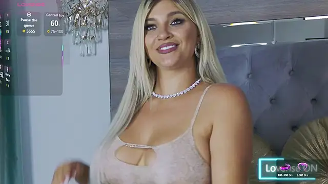 Lorehottie webcam