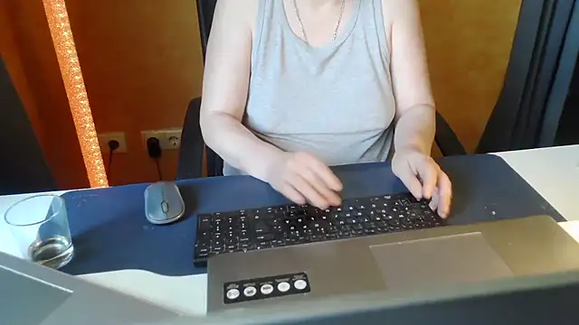 SweetPhoenix76 webcam
