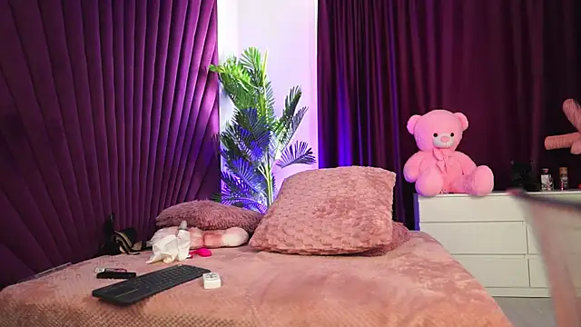 isLucyCherry webcam