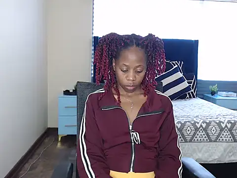 QUEENMANDYY live cam on StripChat