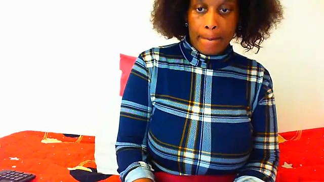 NAUGHTIECURVY webcam