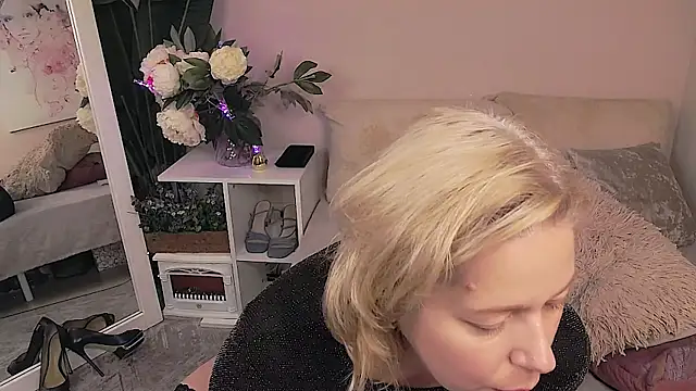 Lorabigass live cam on StripChat