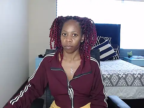 QUEENMANDYY live cam on StripChat