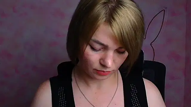 CuttieEmma webcam