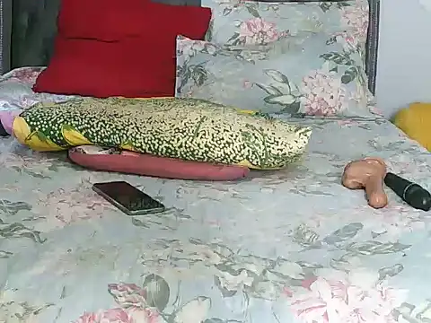 CurvyAssXxX21 webcam