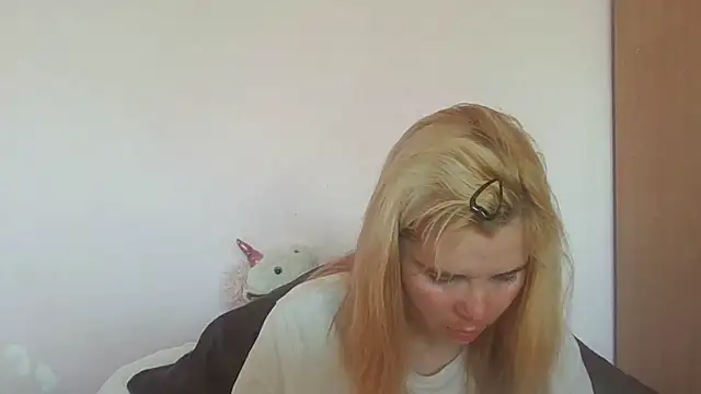 HornyElena live cam on StripChat