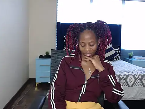 QUEENMANDYY webcam