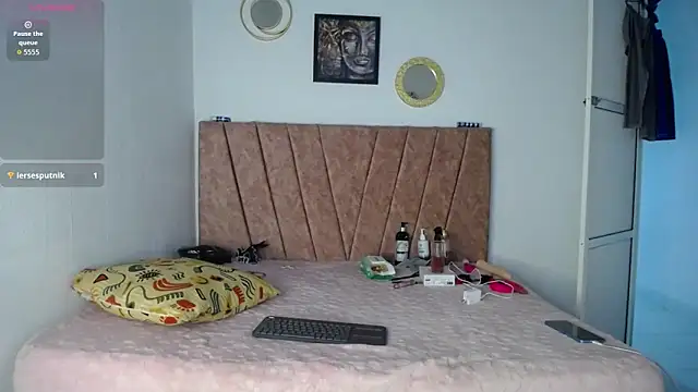 issa__love webcam