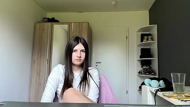 SpanishRooter live cam