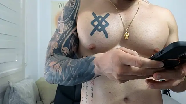 Isaac_Carter live cam on StripChat