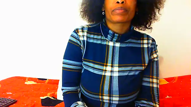 NAUGHTIECURVY live cam on StripChat