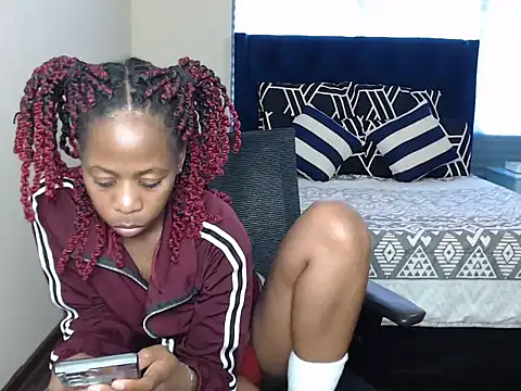 QUEENMANDYY live cam on StripChat