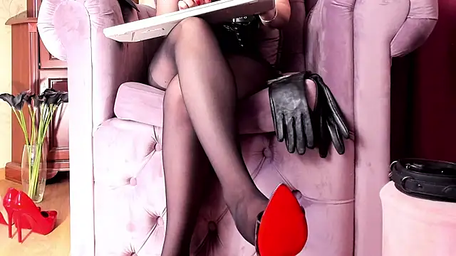 LadyLeather webcam