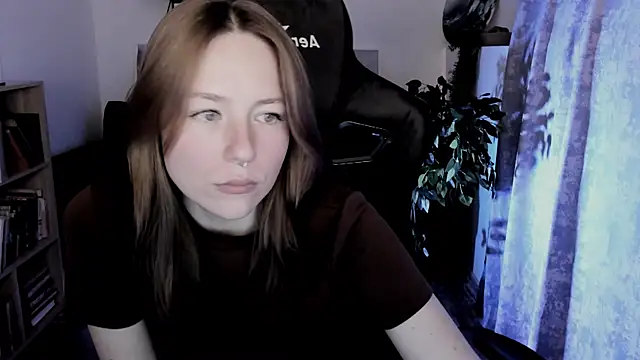 DamnWitchh webcam