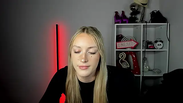 EvelynBlond live cam on StripChat