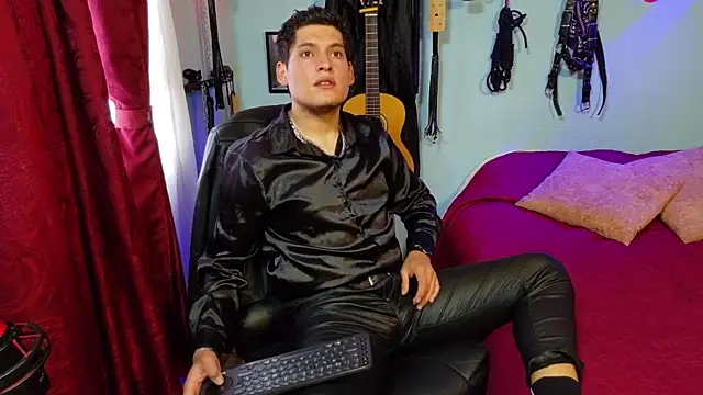 dom2travelersss webcam
