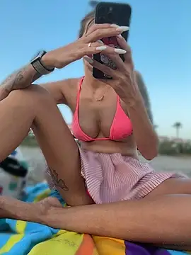 betsy (F young) - Show naked tits, oil them public beach