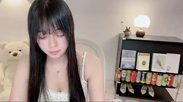 Onechestnut live cam on StripChat
