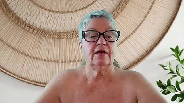 Mystery-Grandmother webcam