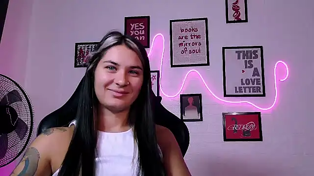 AlisaFrost live cam on StripChat