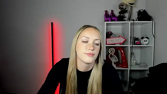EvelynBlond live cam on StripChat