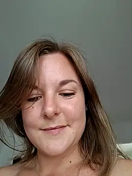 SwedishJennifer live cam on StripChat
