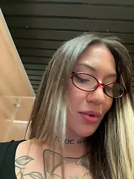SaintSquirt live sex cam