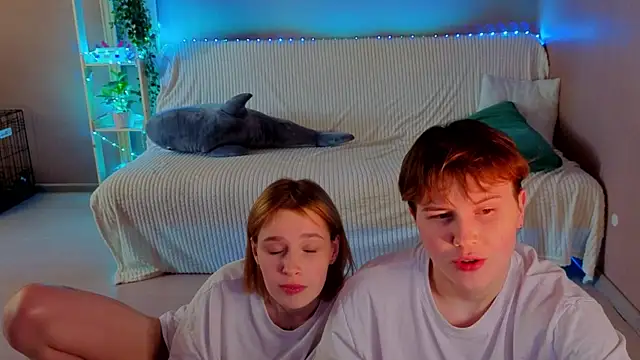 two_gerls_here webcam