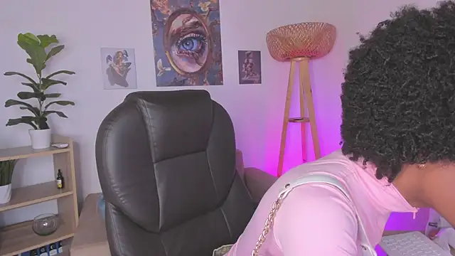 NaomiSaenz_ webcam