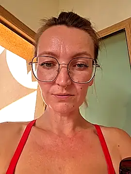missmialicious (Ask my age) - Tip 54tkn = Pussy Spread Video