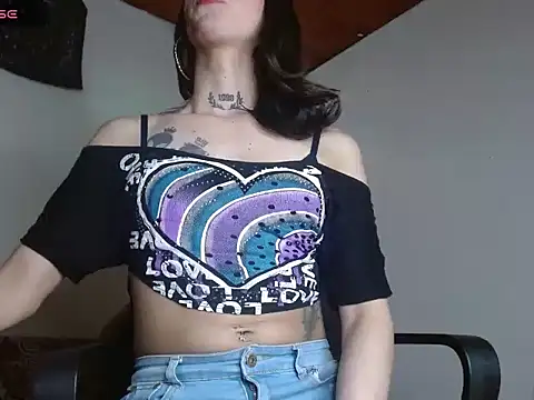 Scarlett_crastrawberry live cam on StripChat