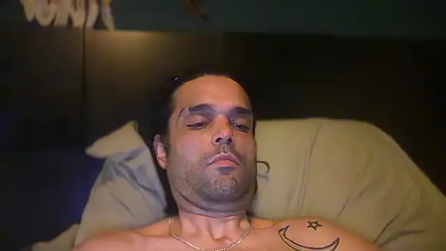 icebergslim281 live cam on StripChat