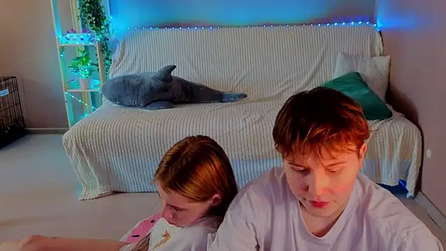 two_gerls_here webcam
