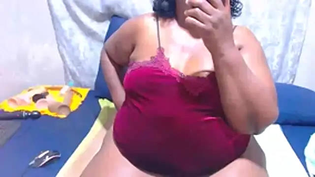 MatureBootyBabe4Uxx webcam