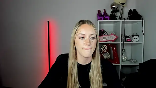 EvelynBlond webcam