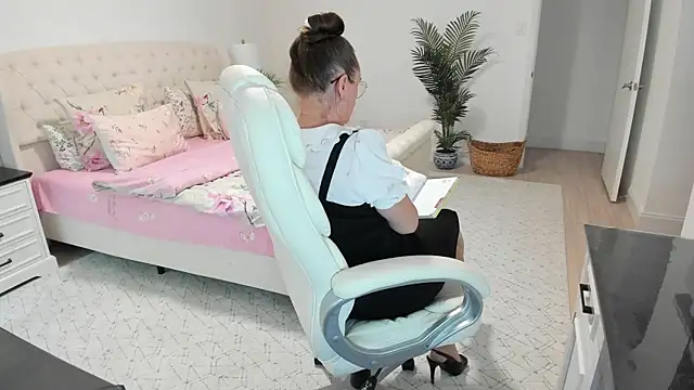 Vika73 live cam on StripChat