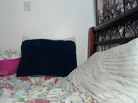 Whimsicalwillow live cam on StripChat