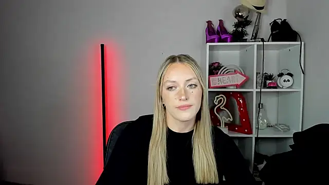 EvelynBlond live cam on StripChat