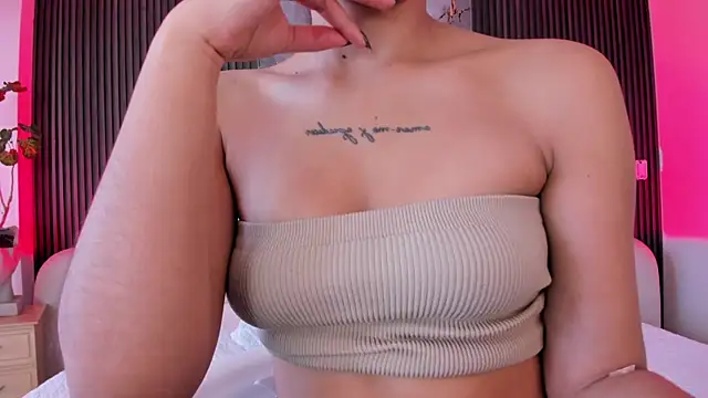 CarolineFyre live cam on StripChat