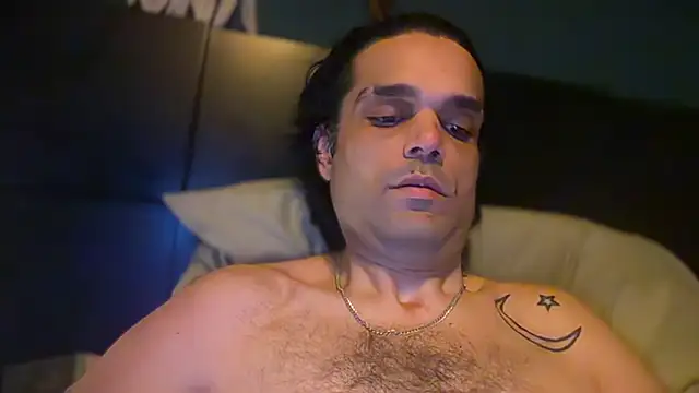 icebergslim281 live cam on StripChat