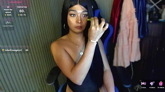 TrinityFucksYou live cam on StripChat