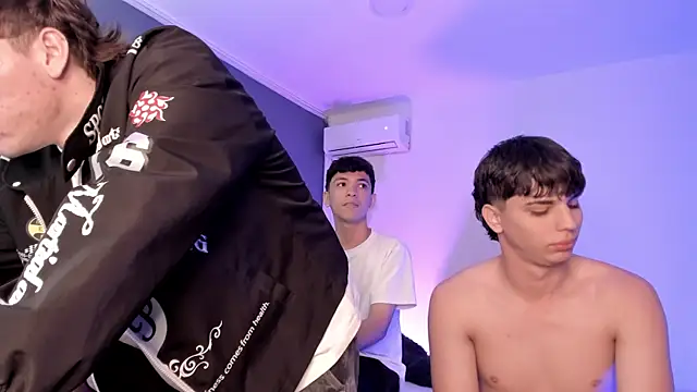 Handsomeboyss19 live cam on StripChat