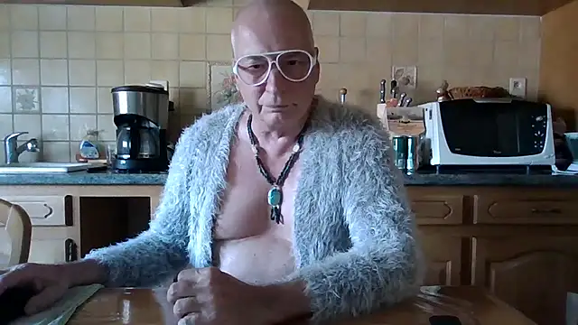 Helinetrav live cam on StripChat