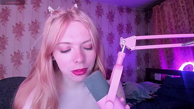 Cutie_Bambi live cam on StripChat