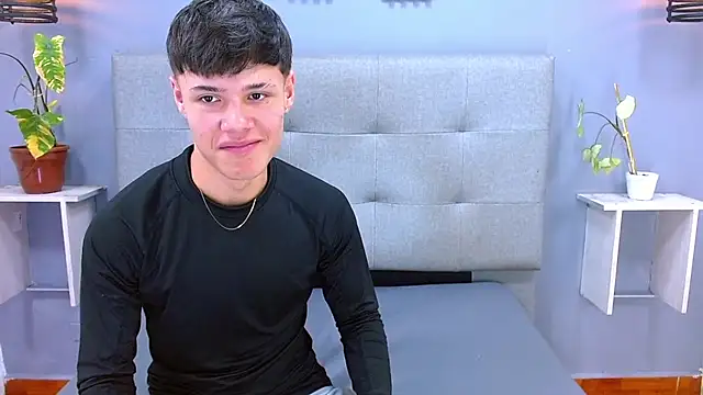 Kevin_Tupe live cam on StripChat