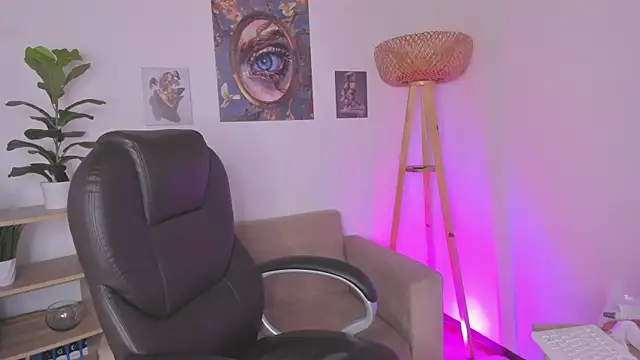 NaomiSaenz_ webcam