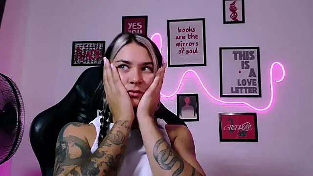 AlisaFrost webcam